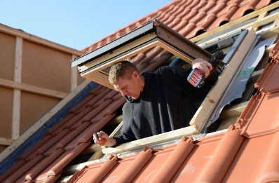 Pose de fenêtres de toit Velux à la Selle-en-Luitré